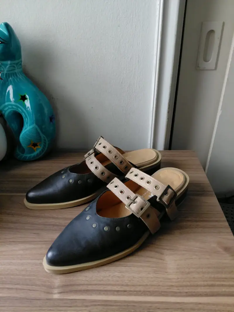 Zapatos mule negros con hebillas decorativas