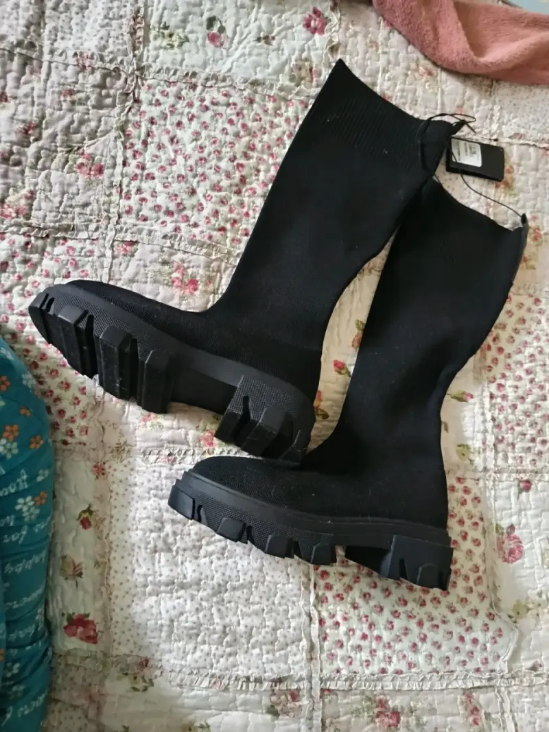 Botas negras de caña alta con suela gruesa