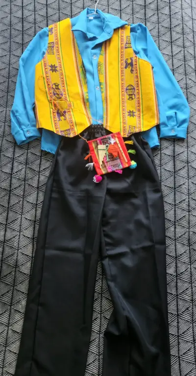 Traje típico andino para niño con chaleco colorido - miniatura 1