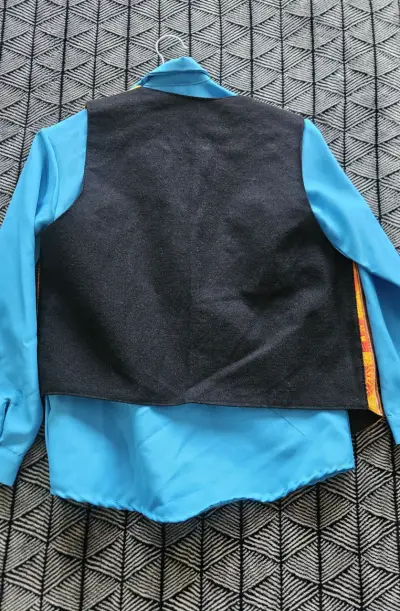 Traje típico andino para niño con chaleco colorido - miniatura 2