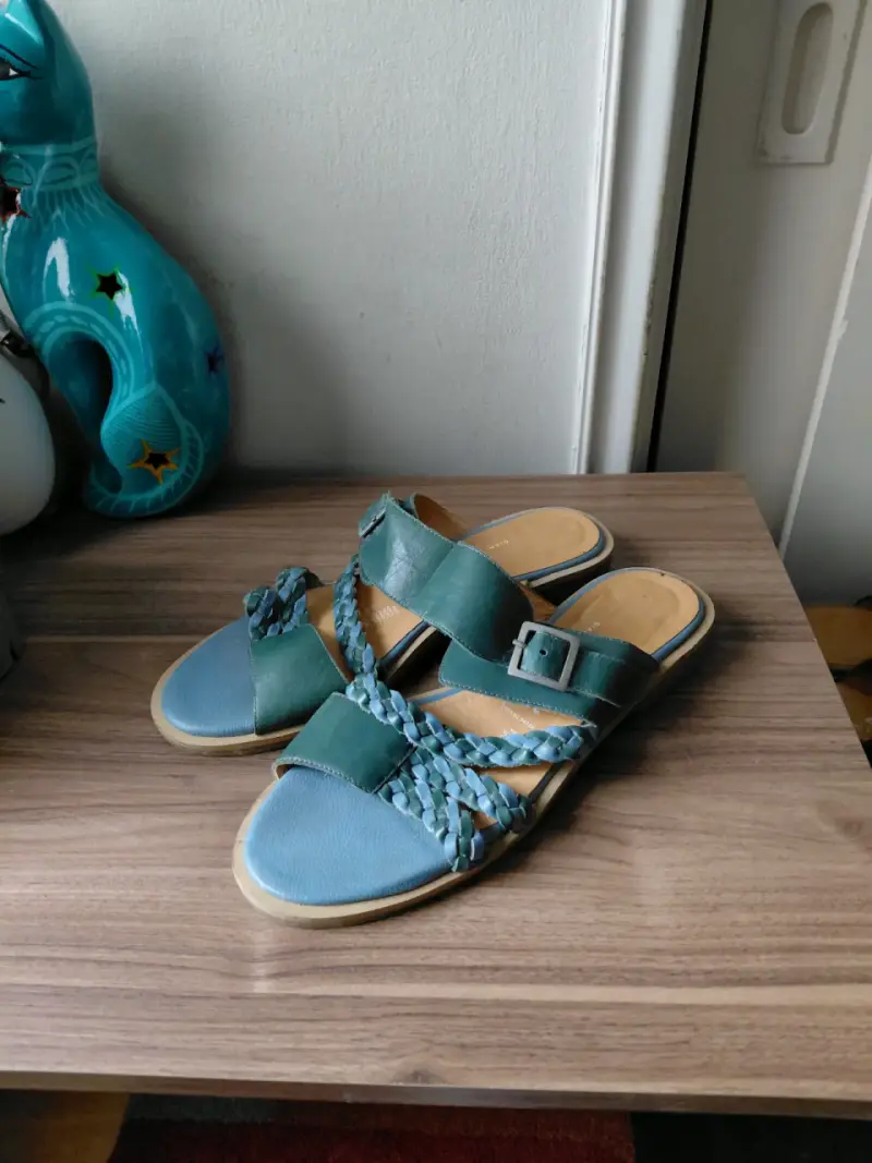 Sandalias de cuero verde azulado con trenzado