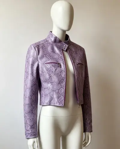 Chaqueta corta de cuero sintético morado con diseño de serpiente - miniatura 1