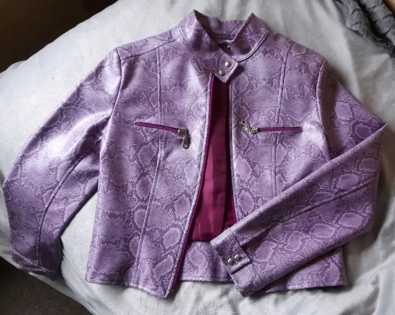 Chaqueta corta de cuero sintético morado con diseño de serpiente - 2