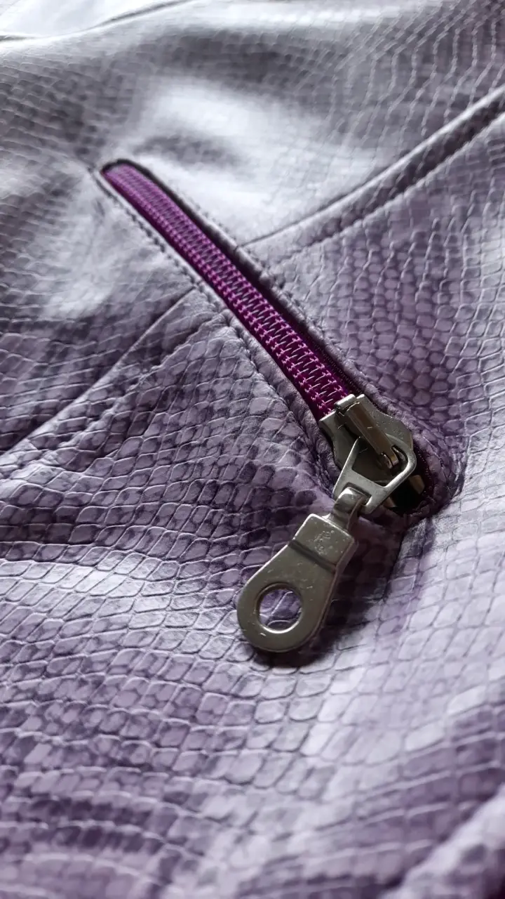 Chaqueta corta de cuero sintético morado con diseño de serpiente - 4