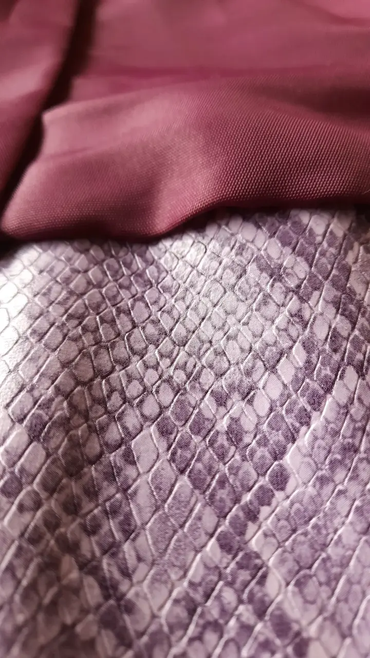 Chaqueta corta de cuero sintético morado con diseño de serpiente - 5
