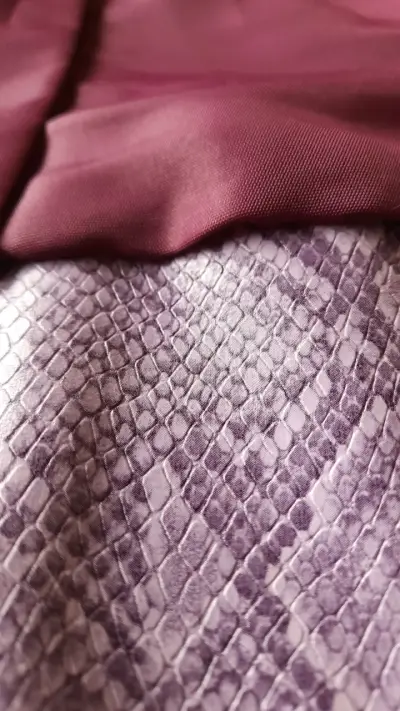 Chaqueta corta de cuero sintético morado con diseño de serpiente - miniatura 5