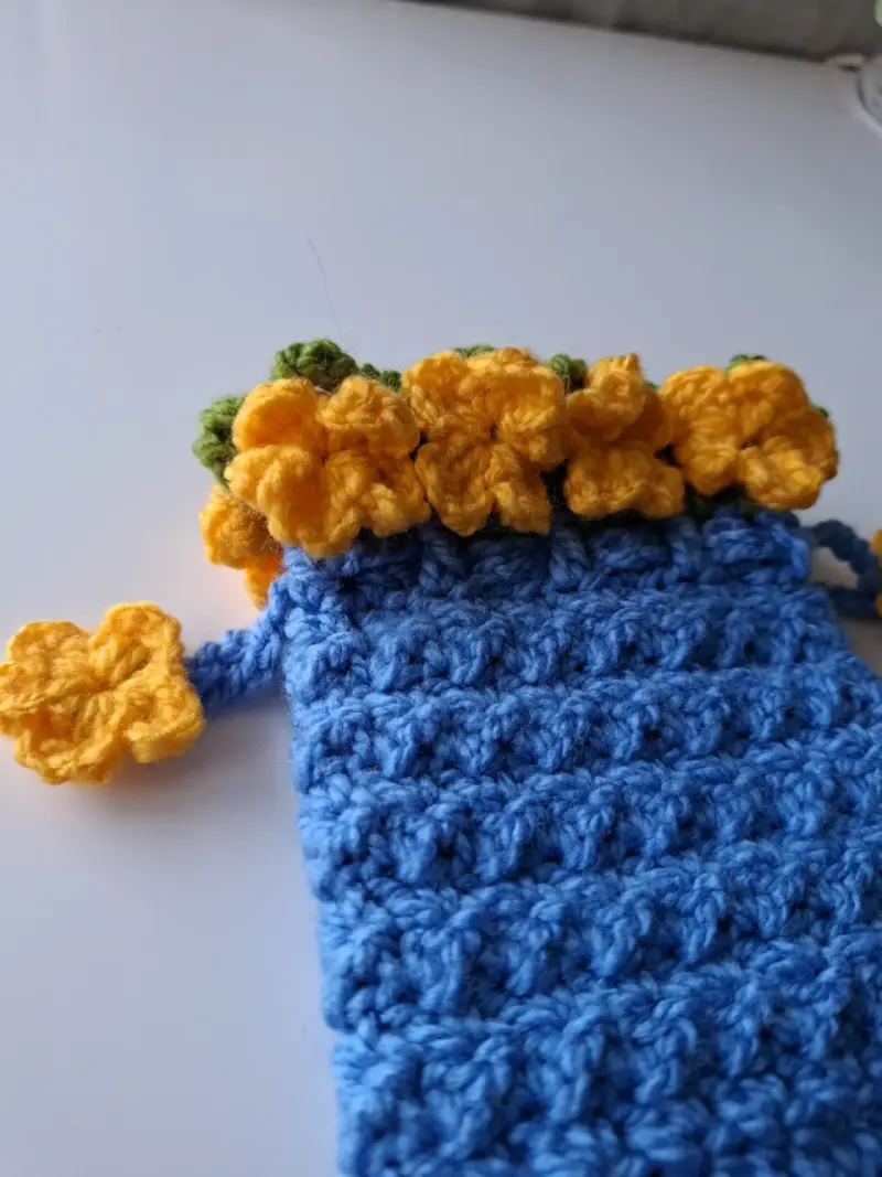 Bolsa de crochet azul con flores amarillas - 1