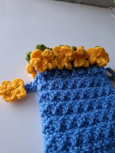 Bolsa de crochet azul con flores amarillas - miniatura 1