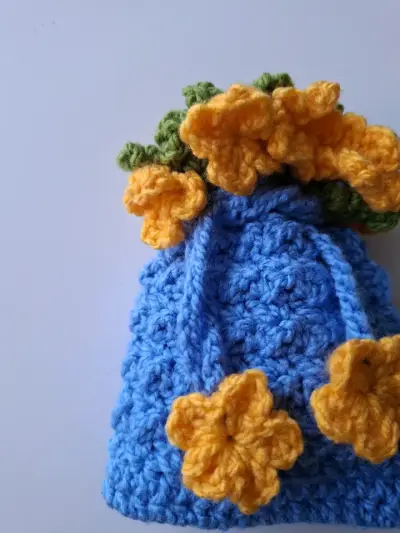 Bolsa de crochet azul con flores amarillas - miniatura 4