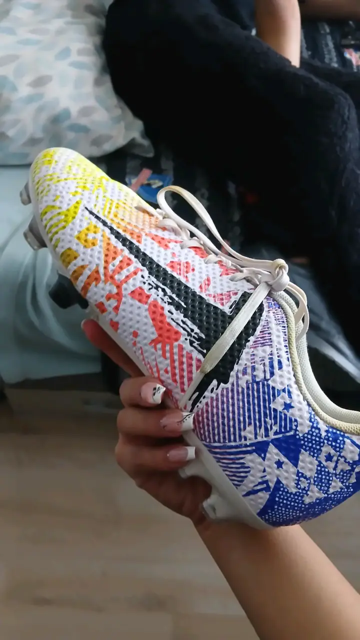 Botines de fútbol multicolor con diseño moderno - 1