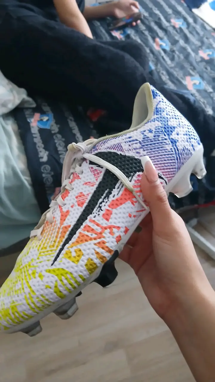 Botines de fútbol multicolor con diseño moderno - 2