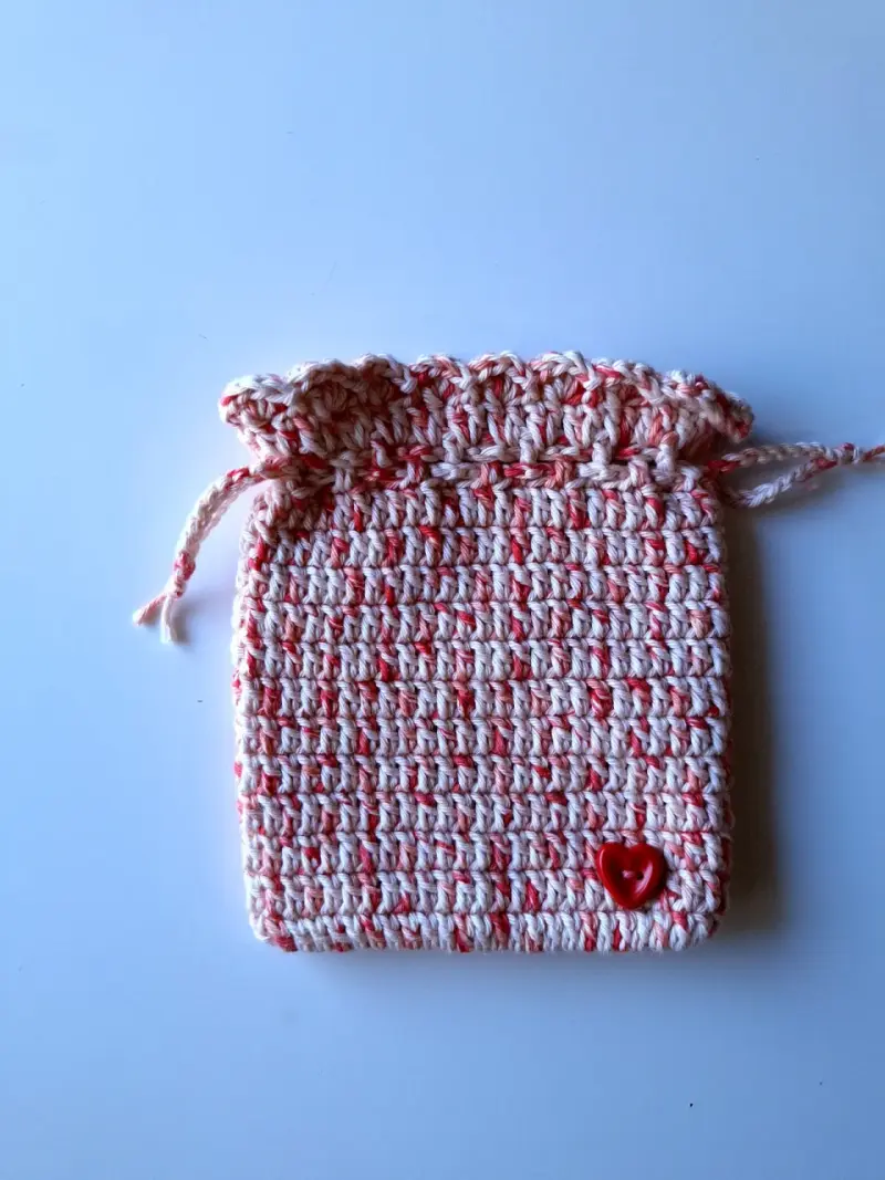 Bolsa tejida a crochet con botón decorativo - 1