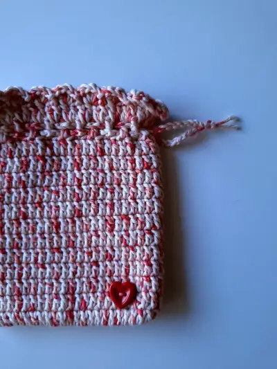 Bolsa tejida a crochet con botón decorativo - miniatura 2