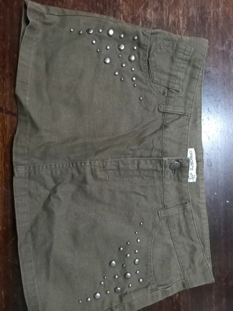 Falda corta verde con tachas Opposite - 1
