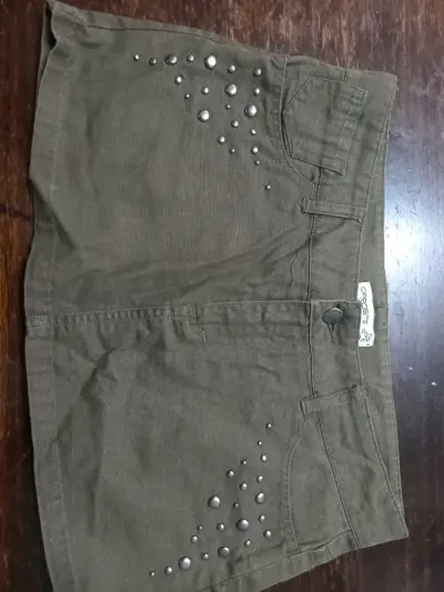 Falda corta verde con tachas Opposite - miniatura 1