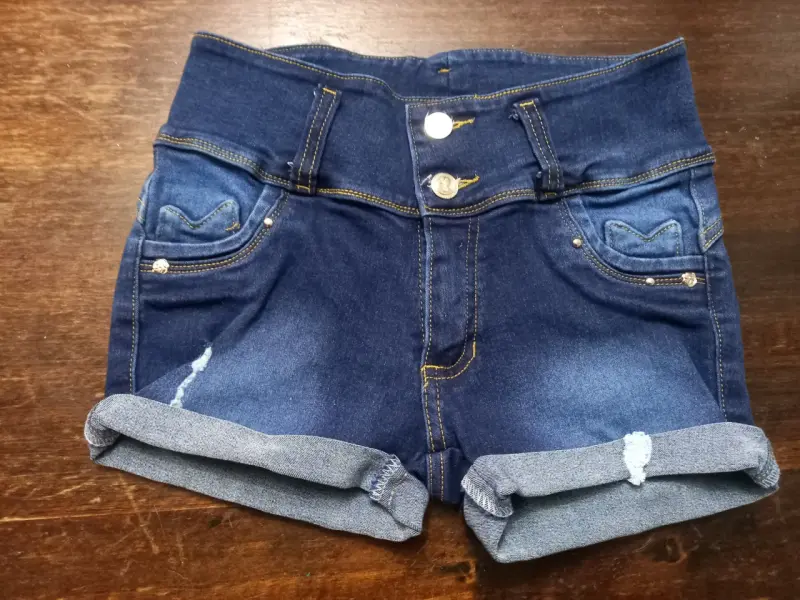 Shorts de mezclilla azul con detalles decorativos - 1