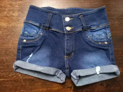 Shorts de mezclilla azul con detalles decorativos - miniatura 1
