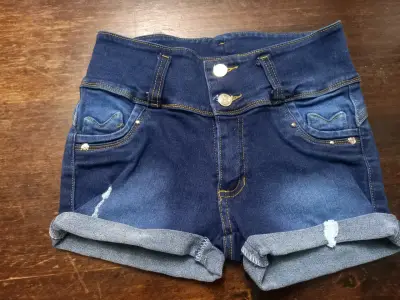 Shorts de mezclilla azul con detalles decorativos - miniatura 2