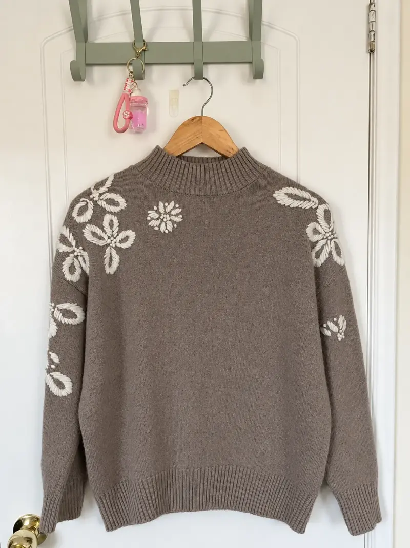 Suéter beige con bordado floral - 1