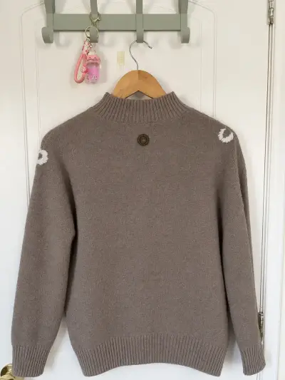 Suéter beige con bordado floral - miniatura 2