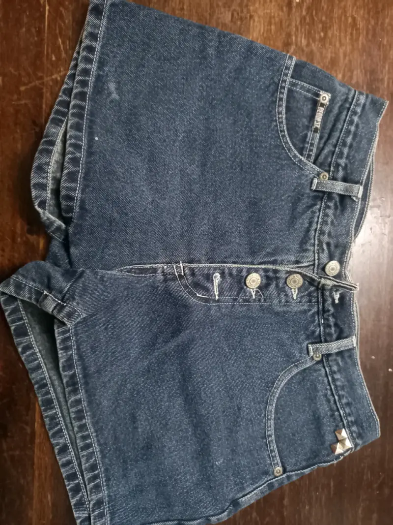 Shorts de mezclilla azul con diseño de cruces - 1