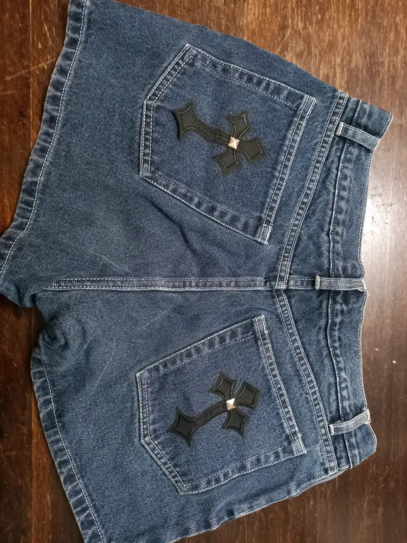 Shorts de mezclilla azul con diseño de cruces - 2