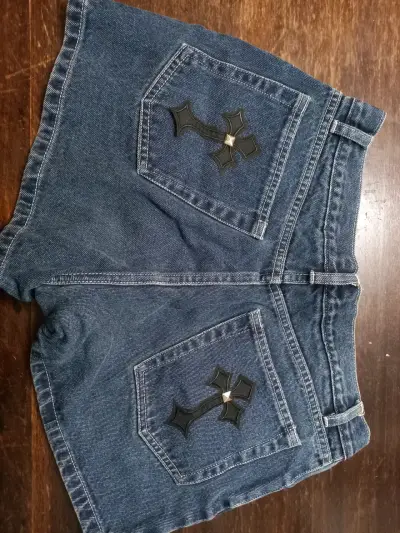 Shorts de mezclilla azul con diseño de cruces - miniatura 2
