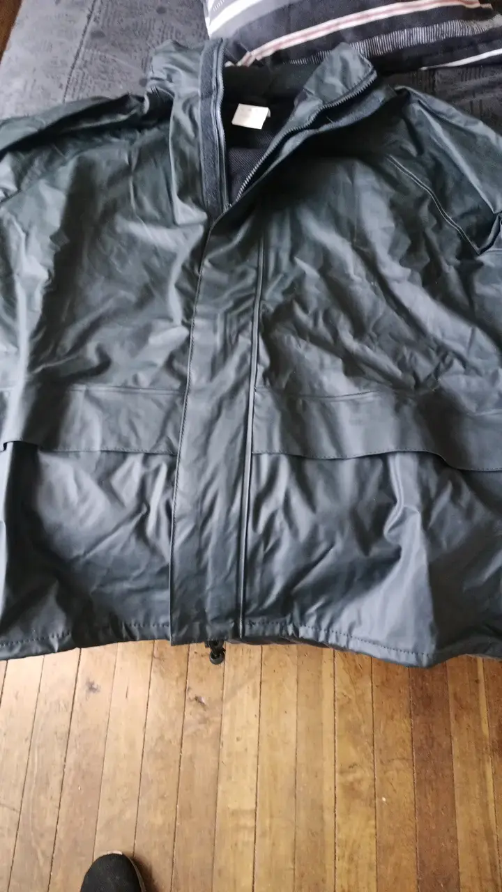 Chaqueta impermeable negra para hombre