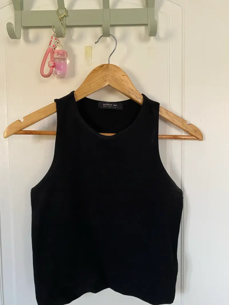Polera sin mangas negra y beige Basement - 1