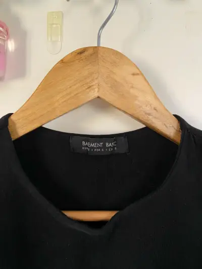 Polera sin mangas negra y beige Basement - miniatura 3