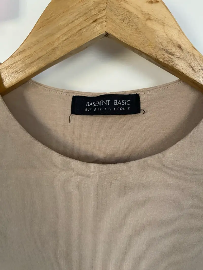 Polera sin mangas negra y beige Basement - 6