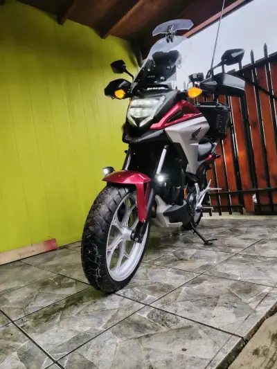 Moto Honda NC750X con maletero y parabrisas - miniatura 1