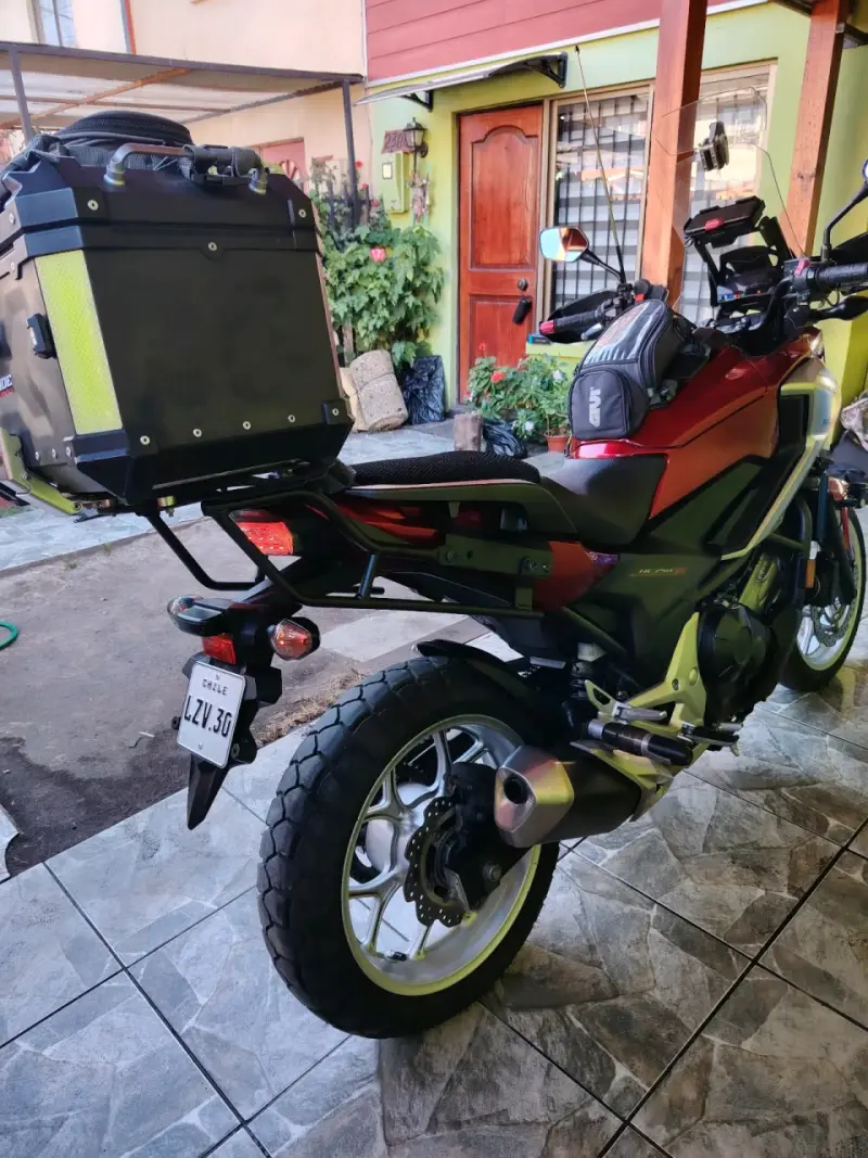 Moto Honda NC750X con maletero y parabrisas - 2