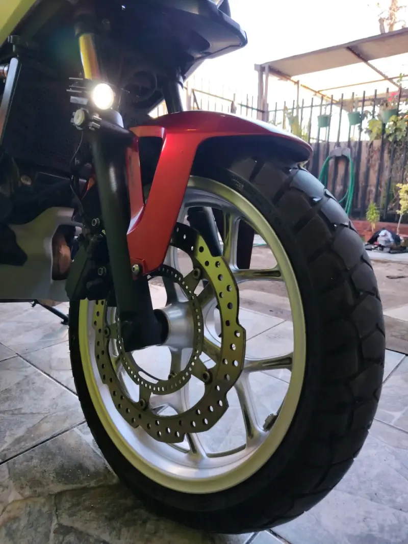 Moto Honda NC750X con maletero y parabrisas - 3