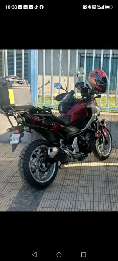 Moto Honda NC750X con maletero y parabrisas - miniatura 4