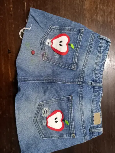 Falda de mezclilla con diseño de manzanas - miniatura 2
