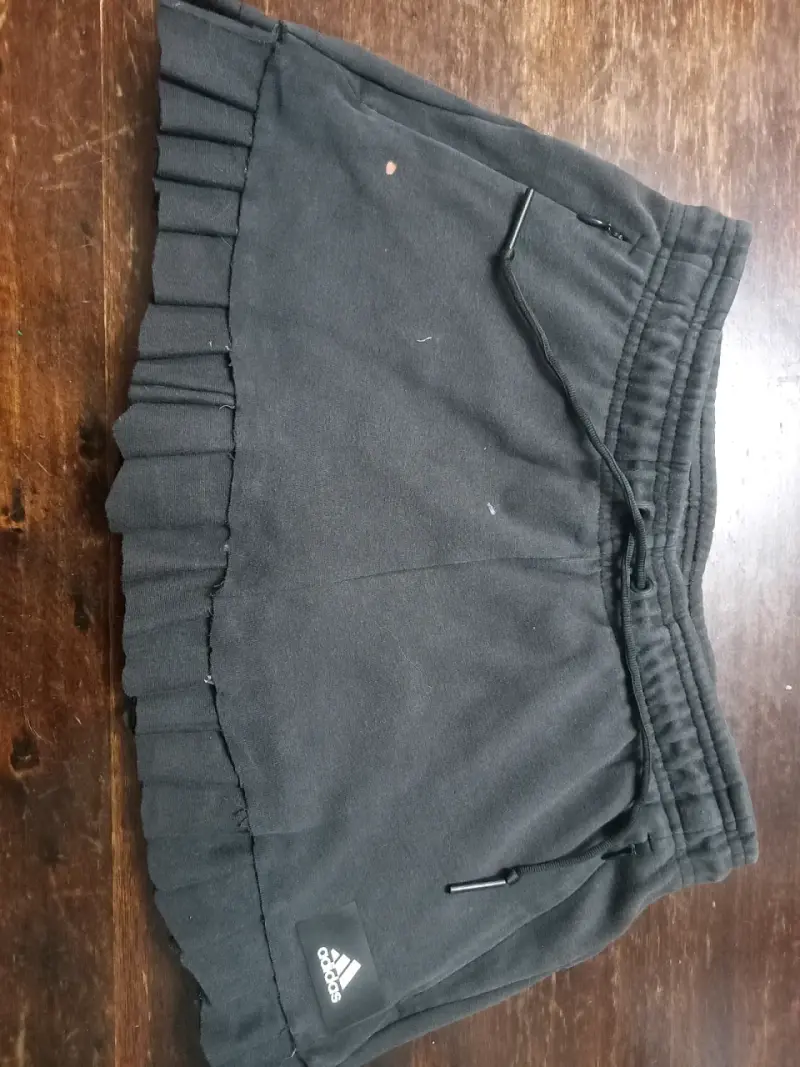 Falda deportiva negra Adidas con pliegues - 1