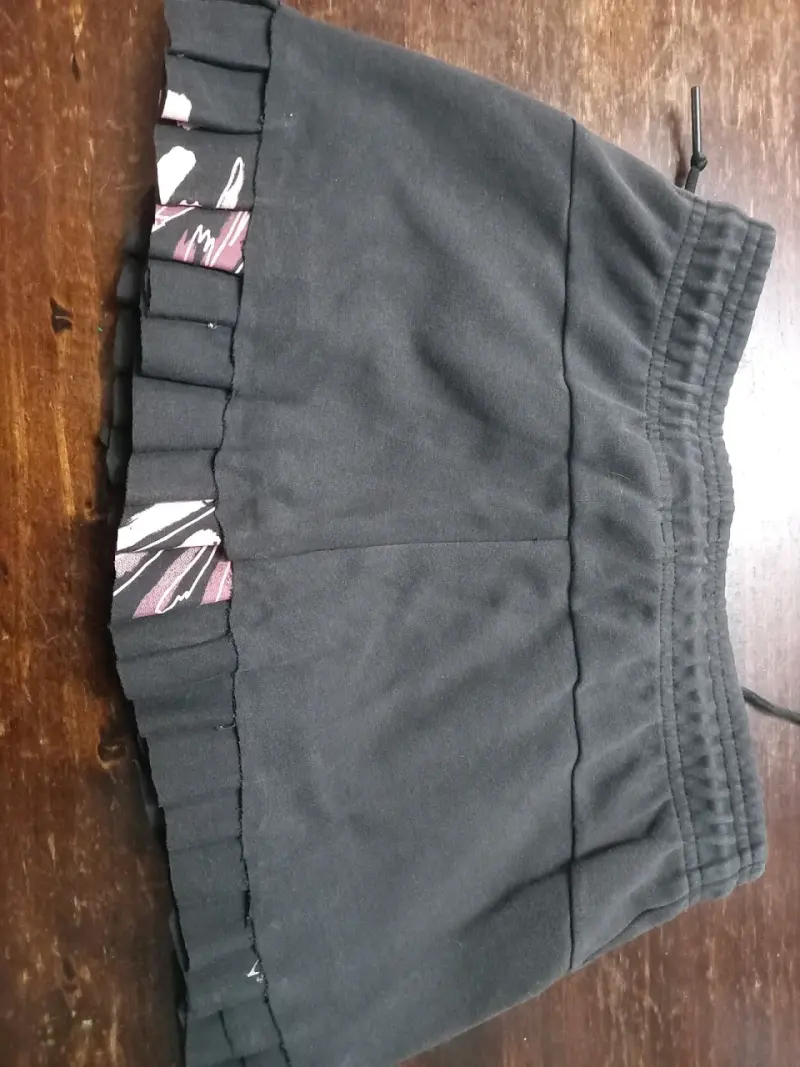 Falda deportiva negra Adidas con pliegues - 2