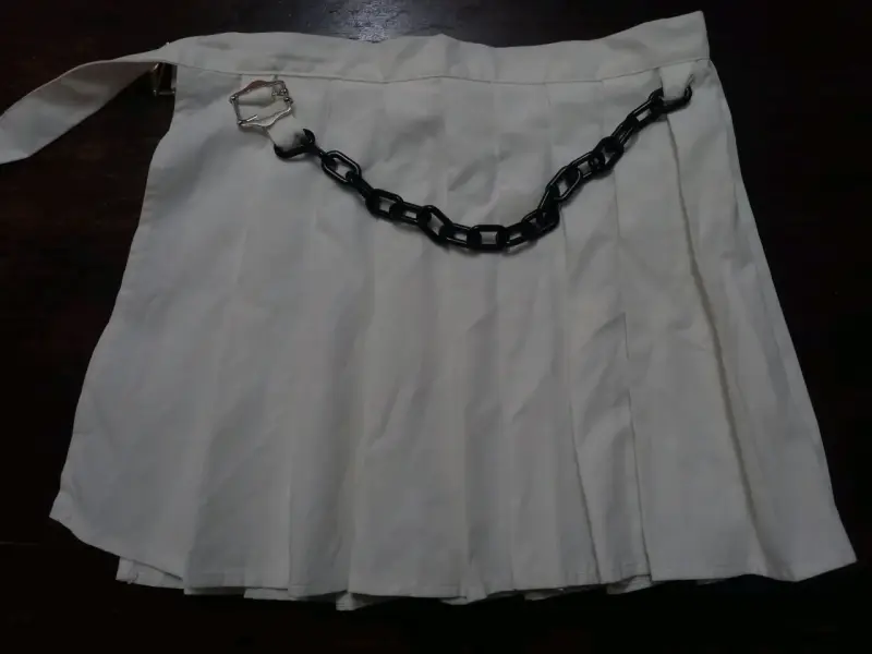 Falda corta blanca con cadena decorativa - 1