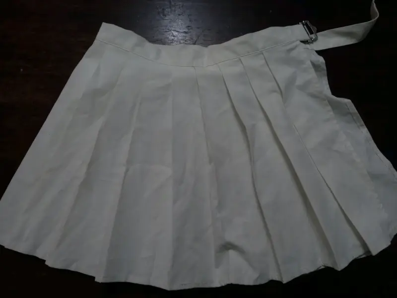 Falda corta blanca con cadena decorativa - 2