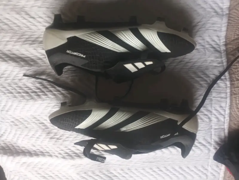 Botines de fútbol Adidas Predator negros y blancos