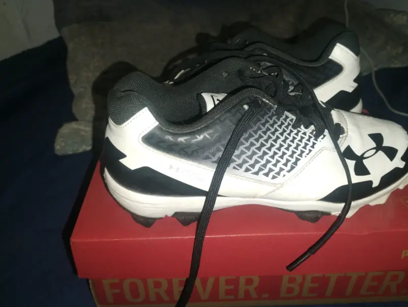 Zapatillas de fútbol Under Armour blancas y negras - 1