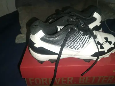 Zapatillas de fútbol Under Armour blancas y negras - miniatura 1