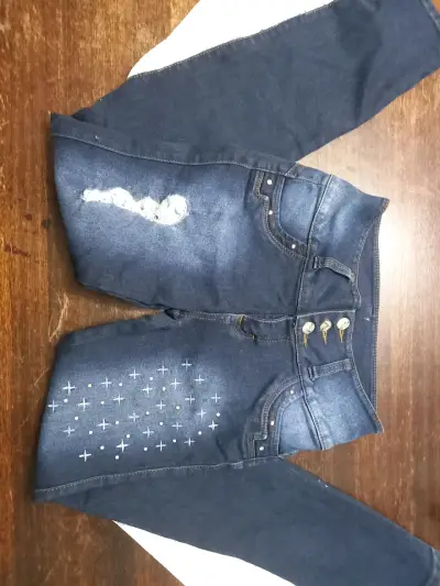 Jeans de mujer con diseño de botones decorativos - miniatura 1