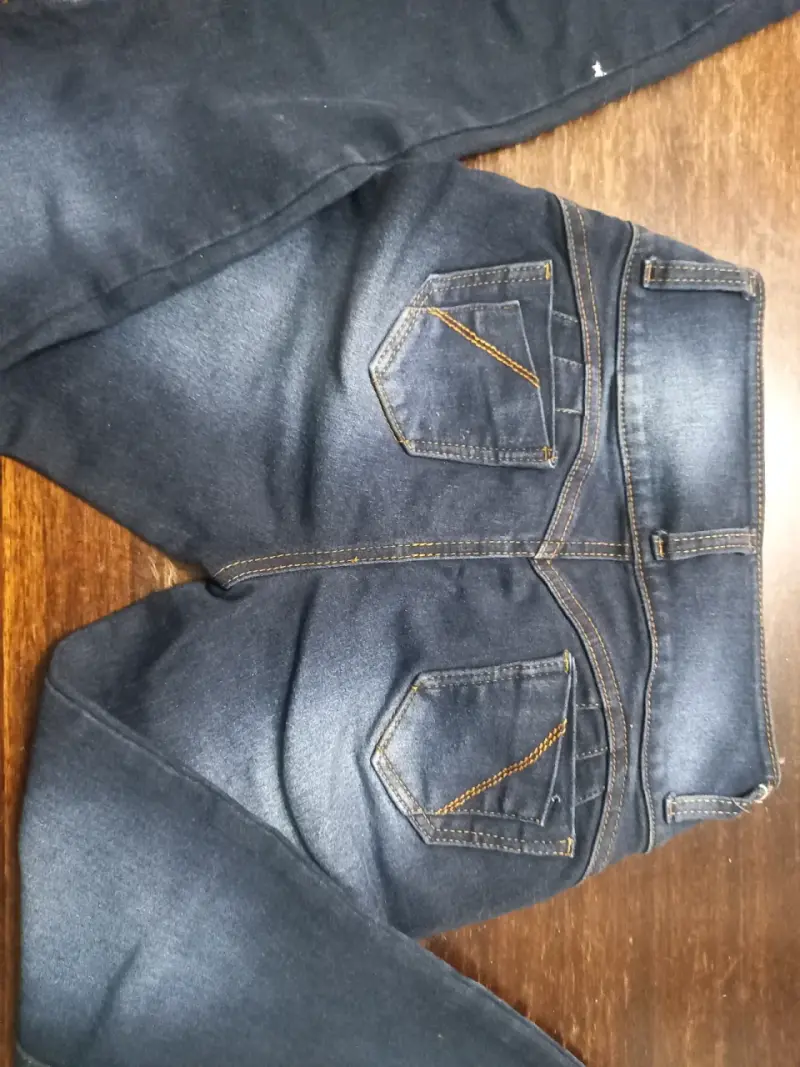 Jeans de mujer con diseño de botones decorativos - 2
