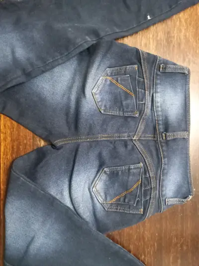 Jeans de mujer con diseño de botones decorativos - miniatura 2