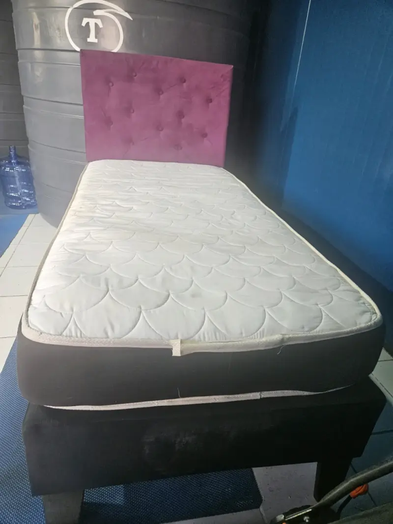 Cama individual con colchón y respaldo morado - 1