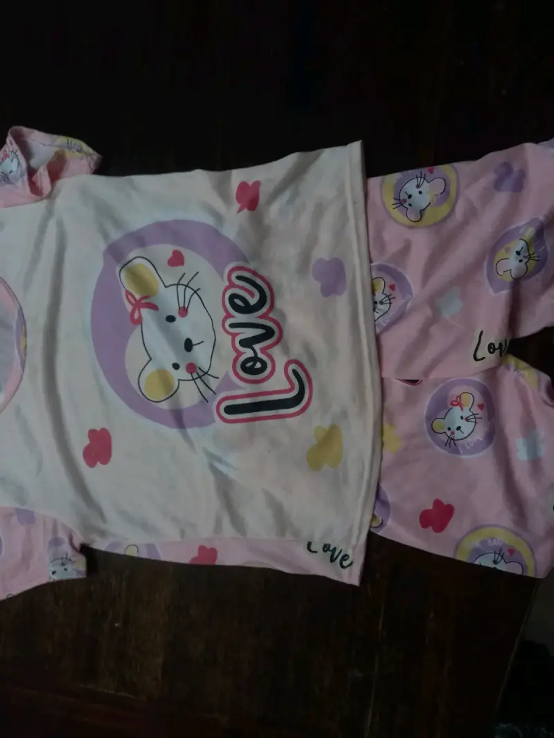 Pijama infantil con diseño de ratón y corazones