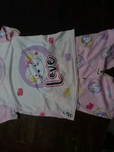 Pijama infantil con diseño de ratón y corazones - miniatura 1