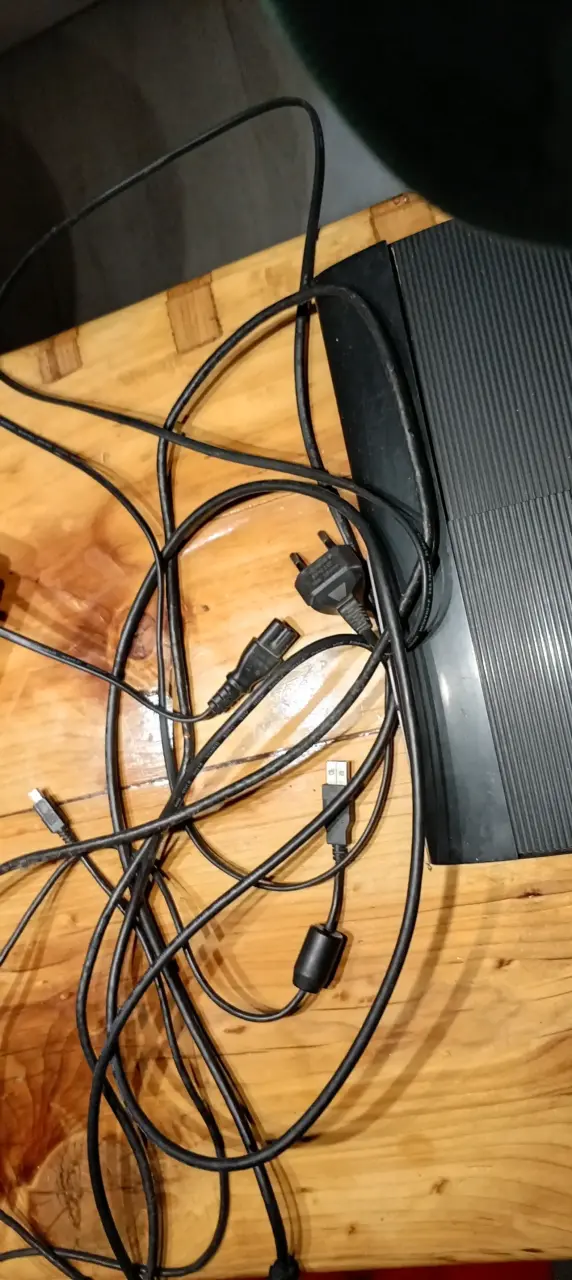 Consola PlayStation 3 con juegos y cables - 4